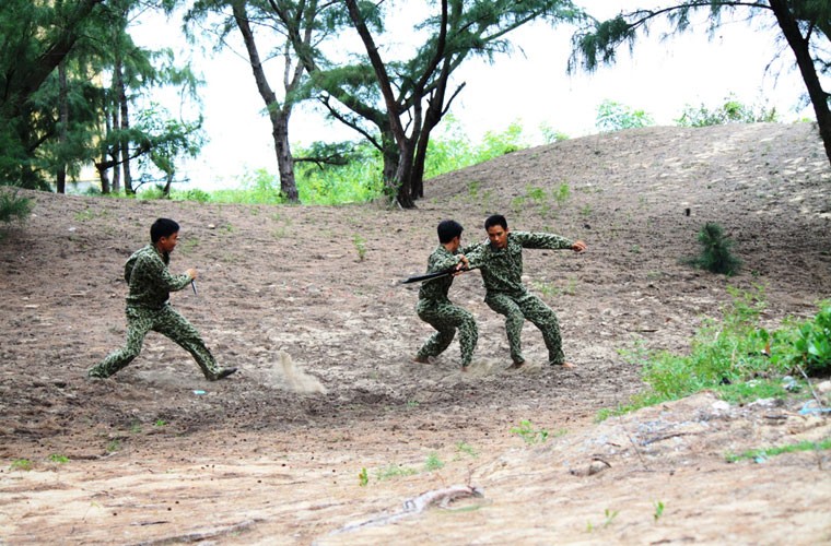 Đoàn Đặc công 5 (thành lập năm 1967) là đơn vị đặc công nước có chức năng, nhiệm vụ chủ yếu là huấn luyện và chiến đấu nhằm vào các mục tiêu quan trọng như kho tàng, bến cảng, sân bay, tàu thủy, cầu giao thông, biển đảo... của đối phương. Để làm được điều đó, các chiến sĩ không chỉ có sức khỏe, bản lĩnh tốt mà họ còn phải trải qua quá trình khổ luyện khắt khe, vô cùng gian khổ... Trong ảnh là chiến sĩ đặc công luyện tập đánh đối kháng – một đánh 2.